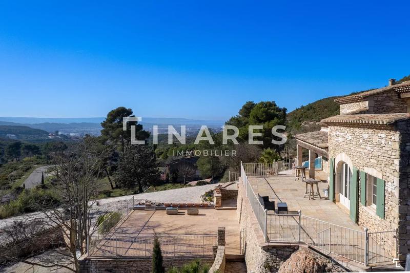 Villa - 300 m² - 9 pièces