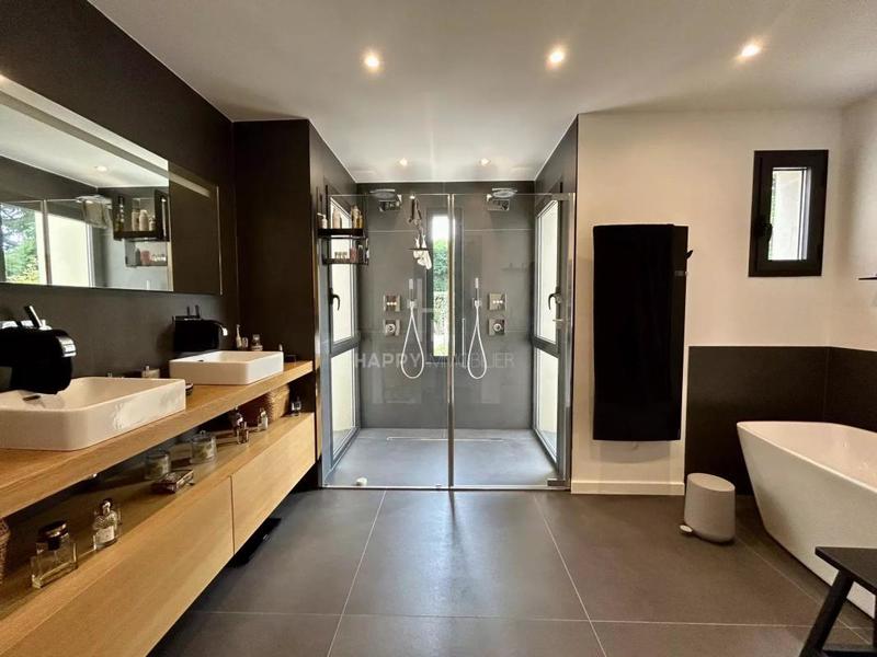 Propriété - 260 m² - 7 pièces