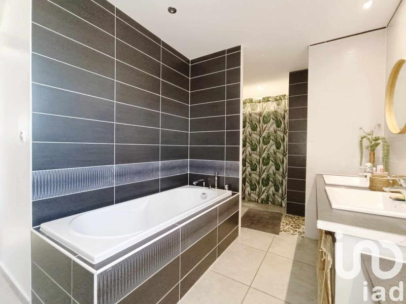 Maison - 230 m² - 7 pièces