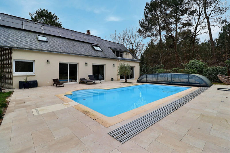 Maison - 239 m² - 8 pièces