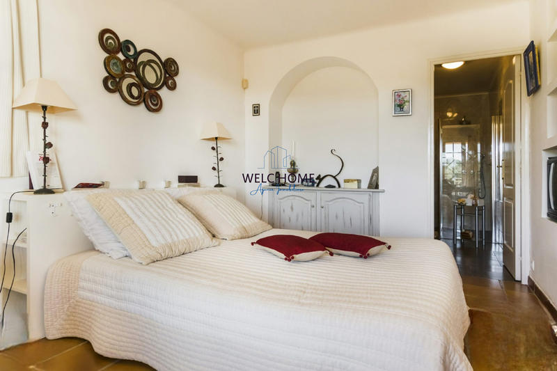 Maison - 242 m² - 10 pièces