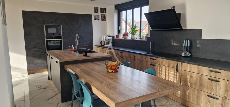 Maison - 236 m² - 8 pièces