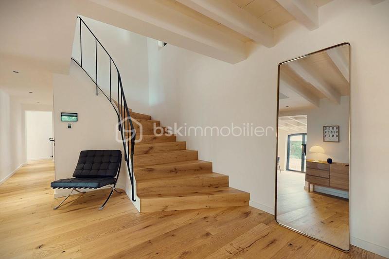 Propriété - 310 m² - 9 pièces