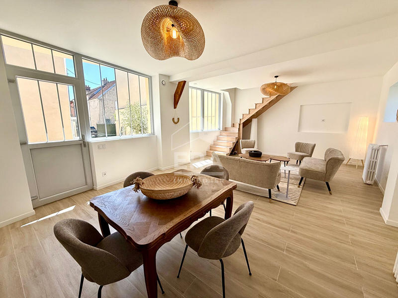 Maison - 235 m² - 7 pièces