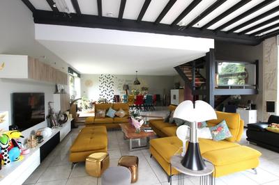 Propriété - 293 m² - 9 pièces