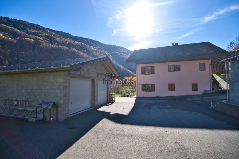 Maison traditionnelle - 202 m² - 8 pièces