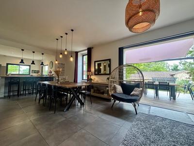 Maison - 250 m² - 8 pièces