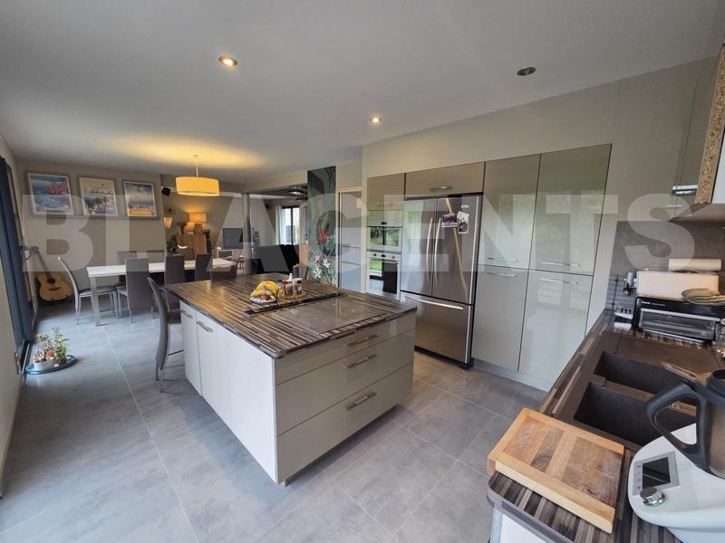 Maison - 180 m² - 9 pièces