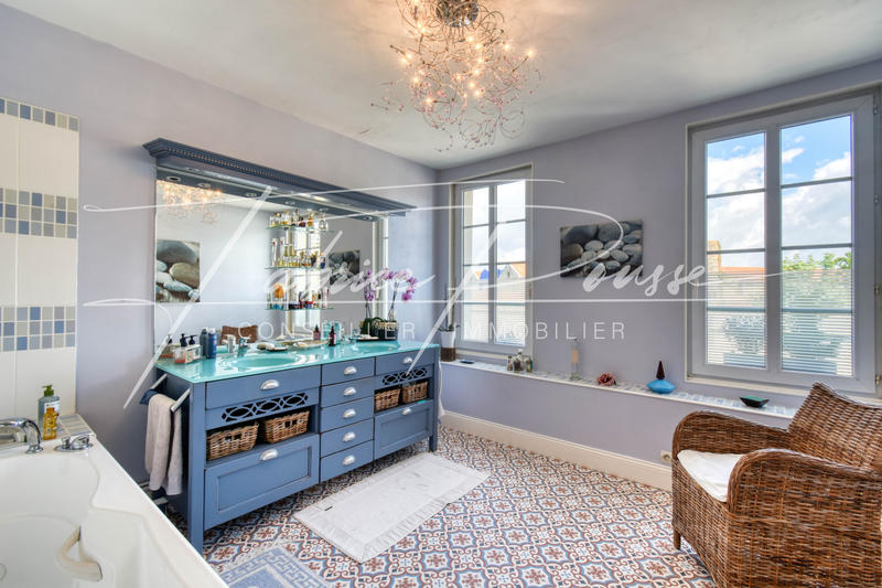 Maison - 203 m² - 7 pièces