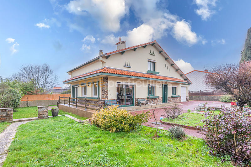 Maison - 180 m² - 8 pièces