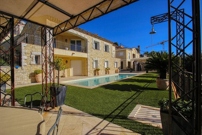 Maison - 450 m² - 8 pièces