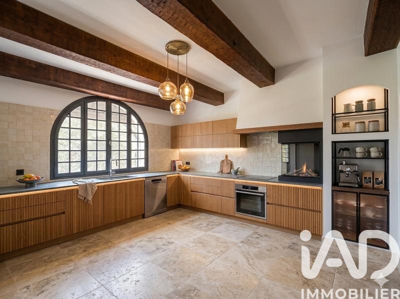 Maison - 305 m² - 8 pièces