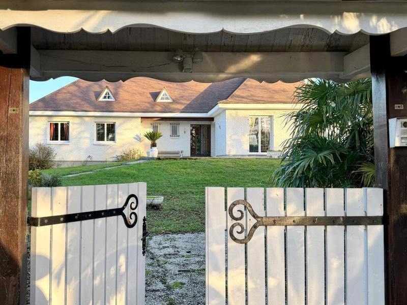 Maison - 210 m² - 6 pièces