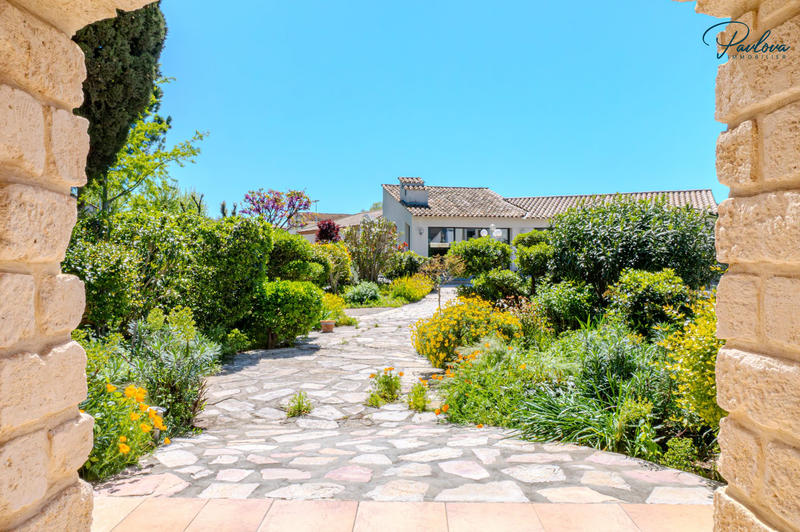 Maison traditionnelle - 280 m² - 6 pièces