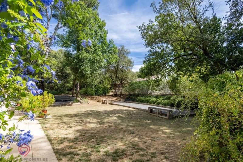 Propriété - 345 m² - 9 pièces