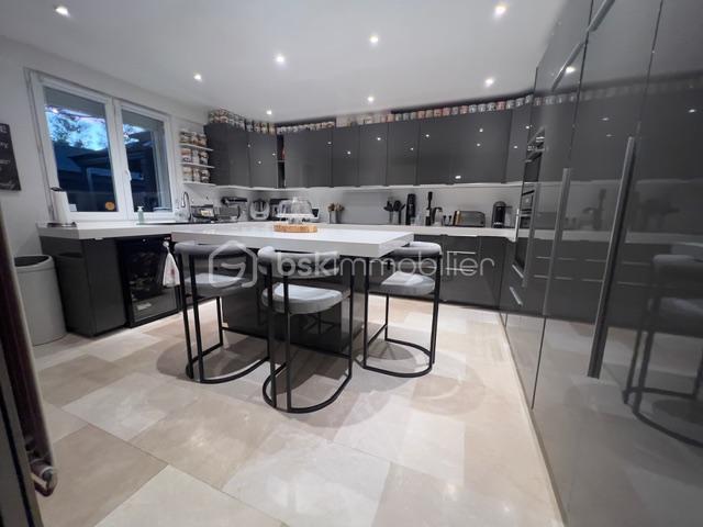 Maison - 200 m² - 8 pièces