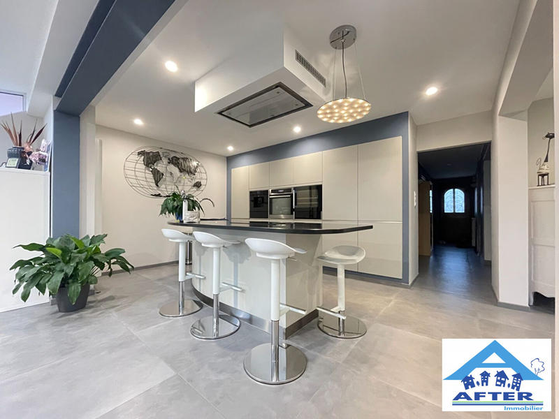 Maison - 187 m² - 9 pièces