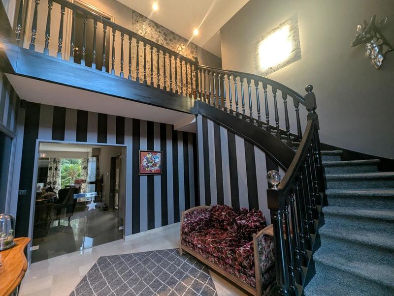 Maison - 241 m² - 8 pièces