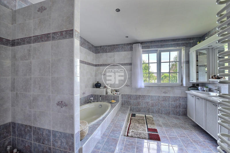 Maison - 232 m² - 7 pièces