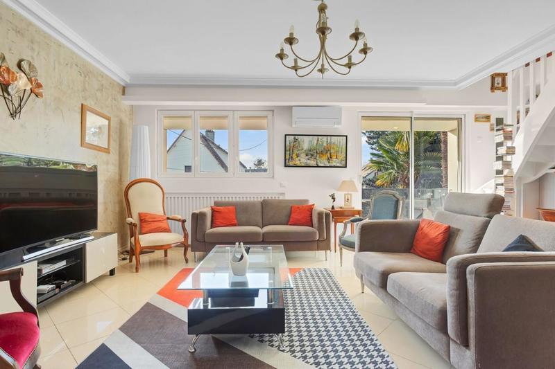 Maison - 238 m² - 11 pièces