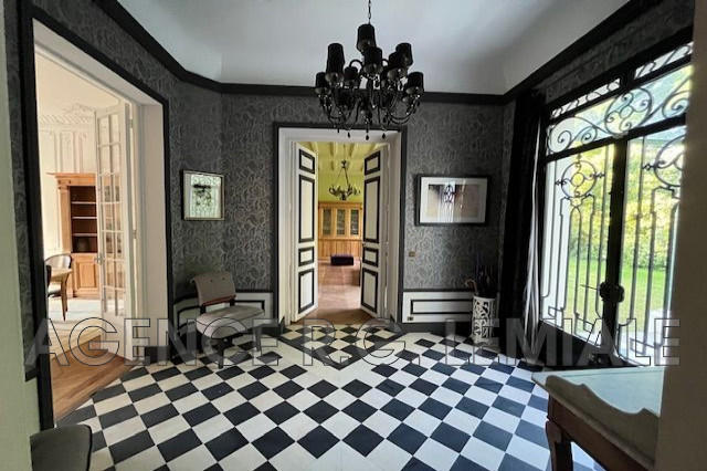 Maison - 326 m² - 12 pièces