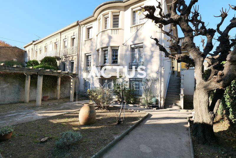 Maison - 240 m² - 9 pièces