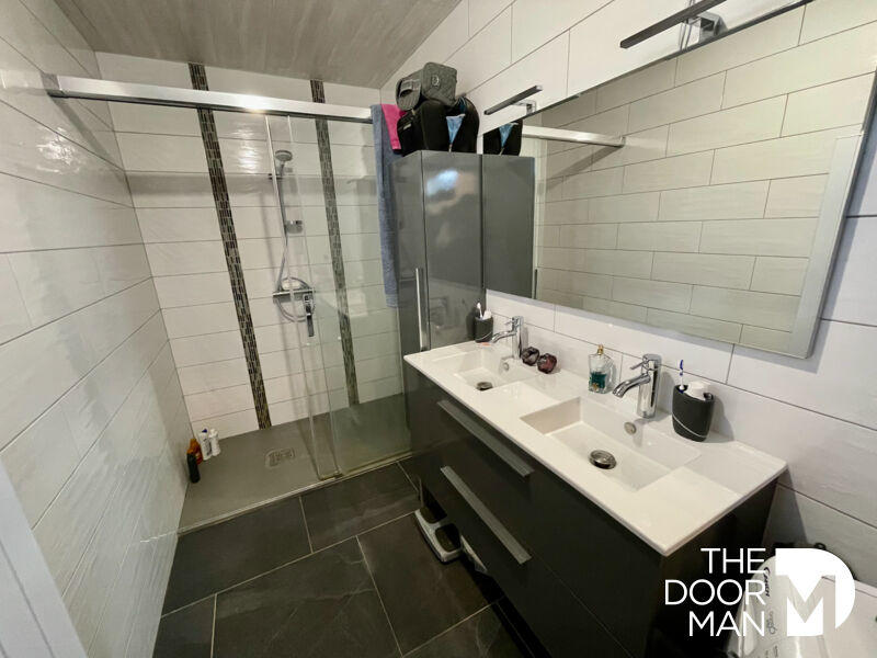 Services - 110 m² - 4 pièces