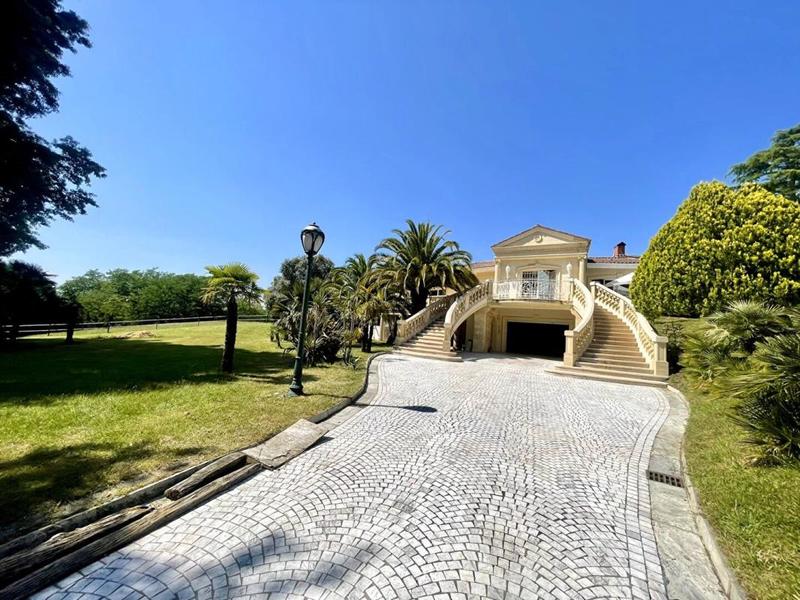 Maison - 235 m² - 6 pièces