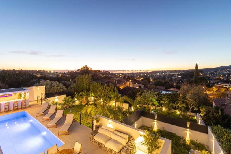 Maison - 250 m² - 7 pièces