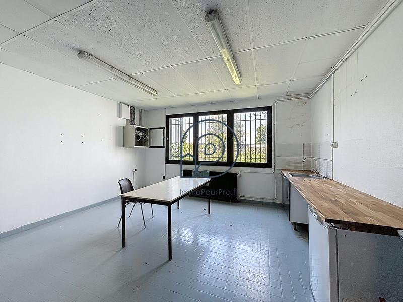 Entrepôt - 1 749 m²