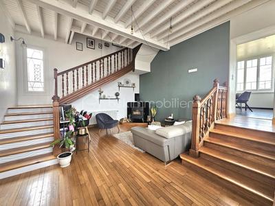 Demeure - 225 m² - 9 pièces