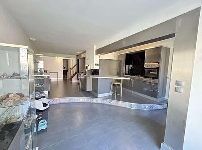 Maison traditionnelle - 160 m² - 6 pièces