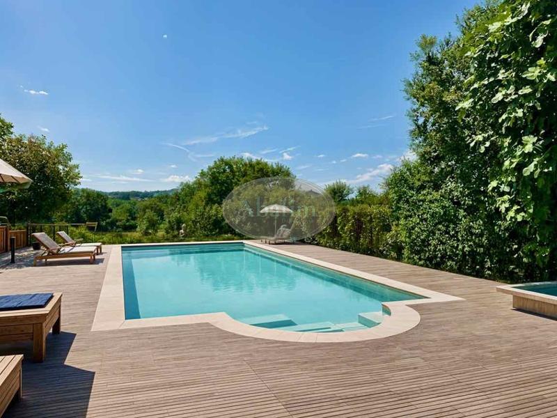 Maison - 260 m² - 8 pièces