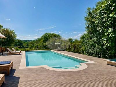 Maison - 260 m² - 8 pièces