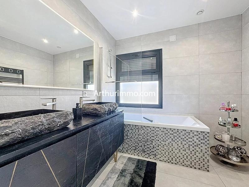 Maison - 235 m² - 8 pièces