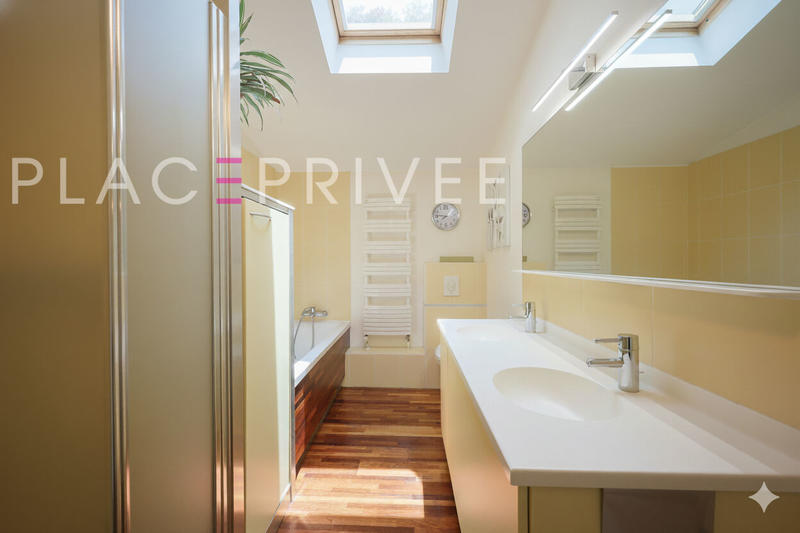 Maison - 218 m² - 8 pièces