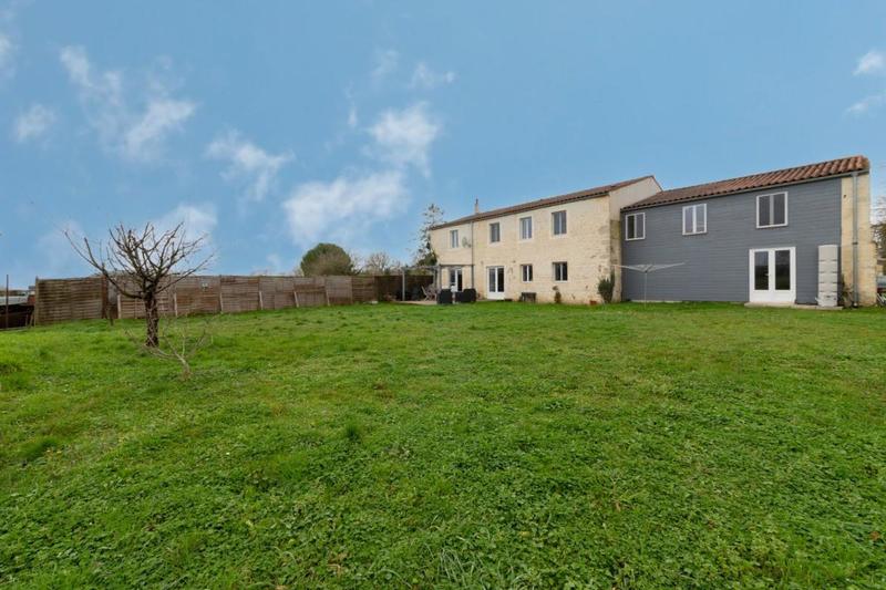 Propriété - 256 m² - 6 pièces