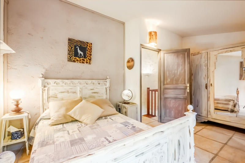 Propriété - 678 m² - 9 pièces