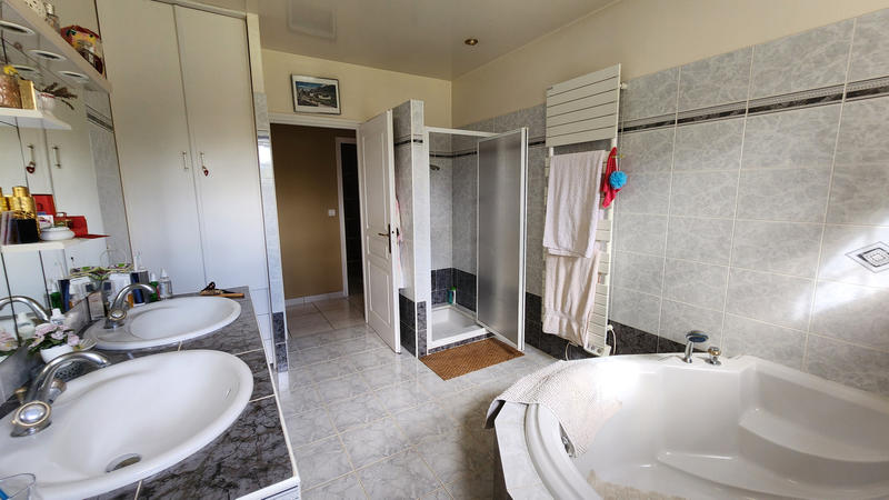 Maison - 218 m² - 8 pièces