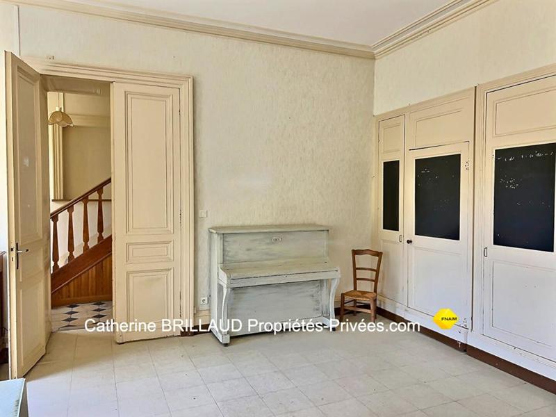 Maison - 1 154 m² - 35 pièces