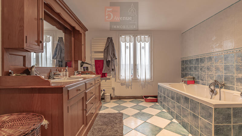 Maison - 236 m² - 7 pièces