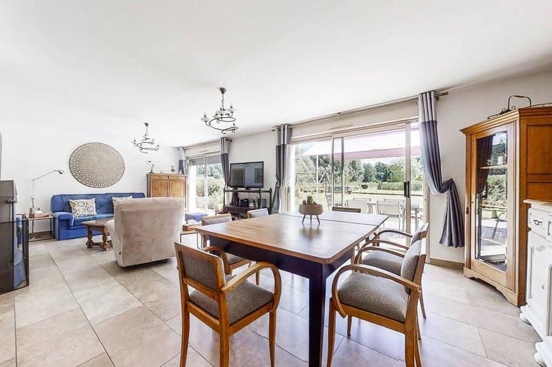 Maison - 250 m² - 6 pièces