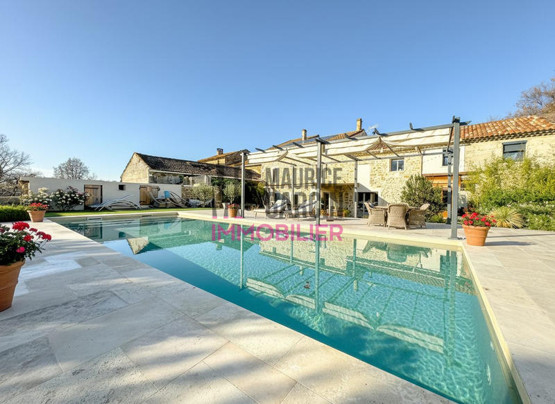 Maison - 260 m² - 10 pièces