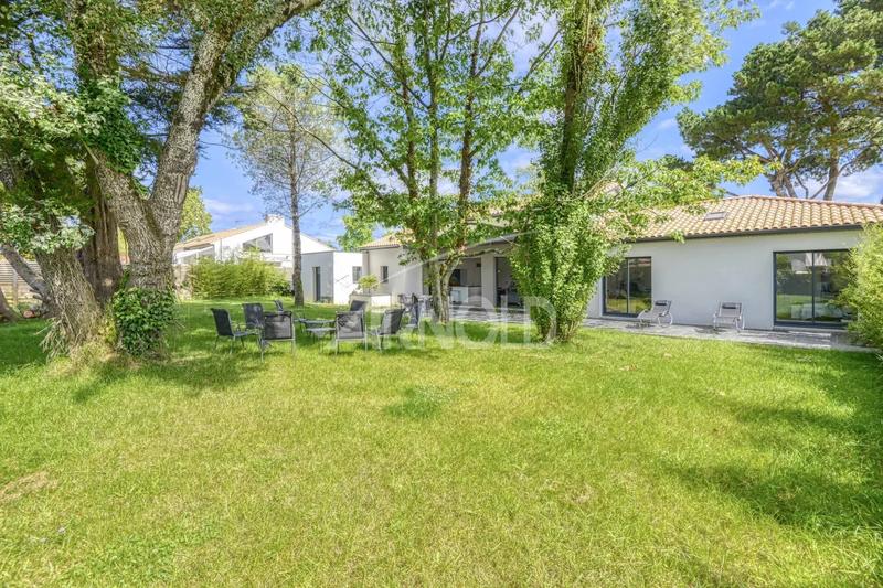 Maison - 208 m² - 8 pièces