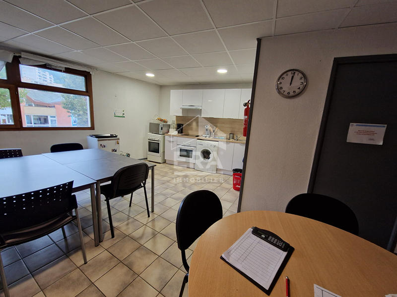 Local d'activité / Entrepôt - 111 m²