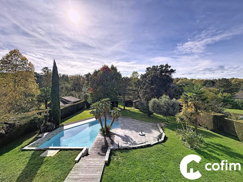 Maison - 238 m² - 7 pièces