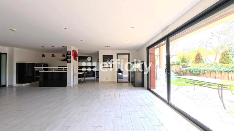 Maison - 335 m² - 9 pièces