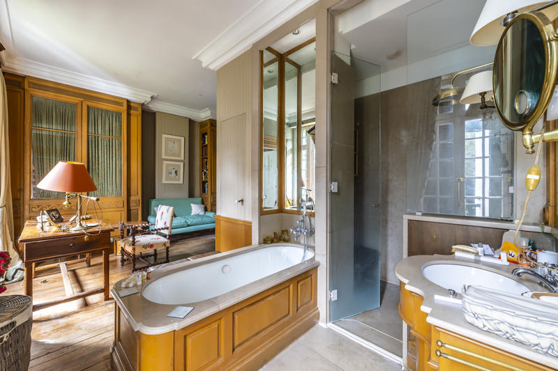 Propriété - 665 m² - 13 pièces