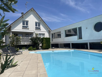 Maison - 244 m² - 9 pièces