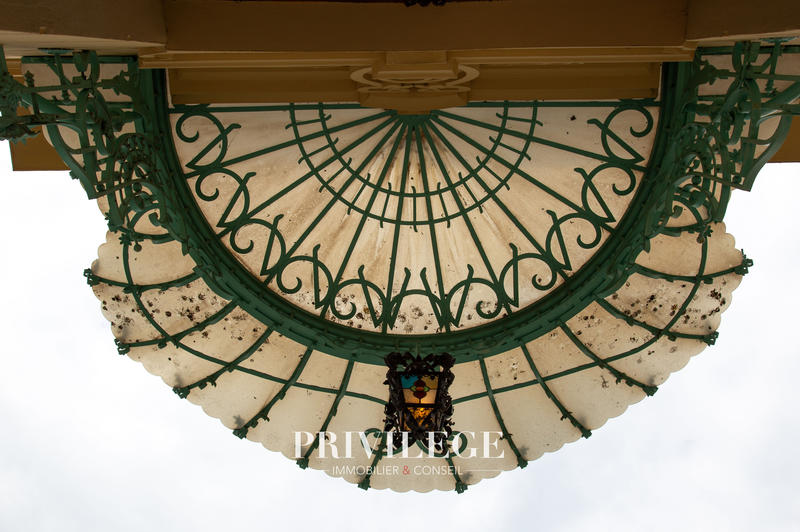 Propriété - 824 m² - 11 pièces